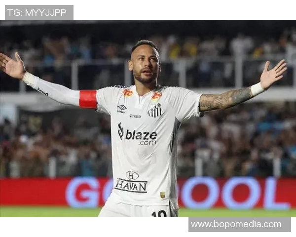 足球明星内马尔亲吻瞬间引发热议球迷纷纷点赞与支持