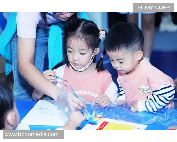 小孩巧妙整蛊足球明星引发全场欢笑与惊喜的趣味瞬间