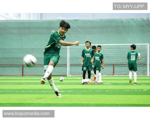 中国足球明星特技揭秘:他们如何在绿茵场上展现惊人技艺与魅力