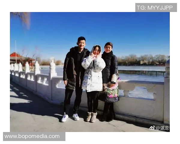 梦想成真女孩与篮球明星亲密合影展现青春活力与追逐梦想的无限可能